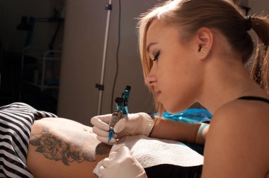 Genç kadın ana doğru siyah ve beyaz çiçek dövme bir mide.