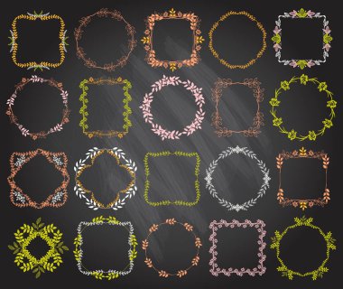 Karatahta arkaplan, kart veya metin çerçevelerine karşı dekore edilmiş yapraklar ve çiçekler, davet için uygun yaratıcı çerçeveler