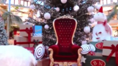 Noel ağacı süsleri ile süslenmiş bir süpermarkette Sokakta toplar, oyuncaklar, lambalar ve çelenkler ile Noel ağacı