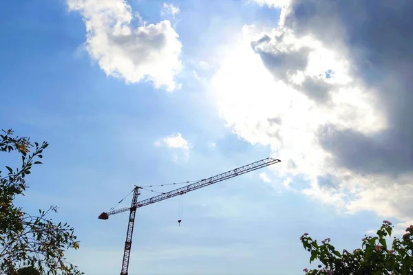 Πύργος γερανού Cconstruction ενάντια σε ένα μπλε ουρανό, σύννεφα — Φωτογραφία Αρχείου