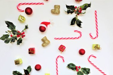 Kırmızı çilek, holly yaprakve çilek, topları, pi ile Kompozisyon