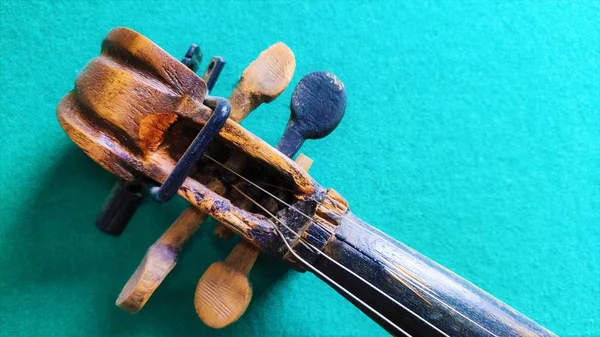 Violin i vintage stil på grön bakgrund — Stockfoto