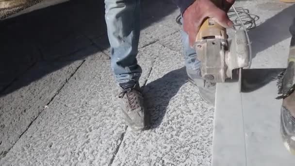 Real Time Footage Grinding Machine Technician Saw Machine Cut Marble — Stock Video
