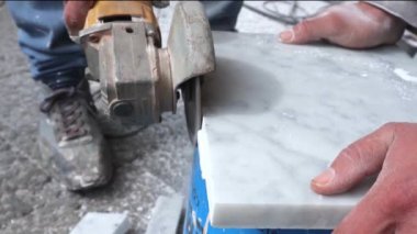 Öğütme makinesi için gerçek zamanlı görüntüler. Teknisyen testere makinası mermer taşı kesti. Kıyma makinesini kullanarak mermer kesen işçiler 