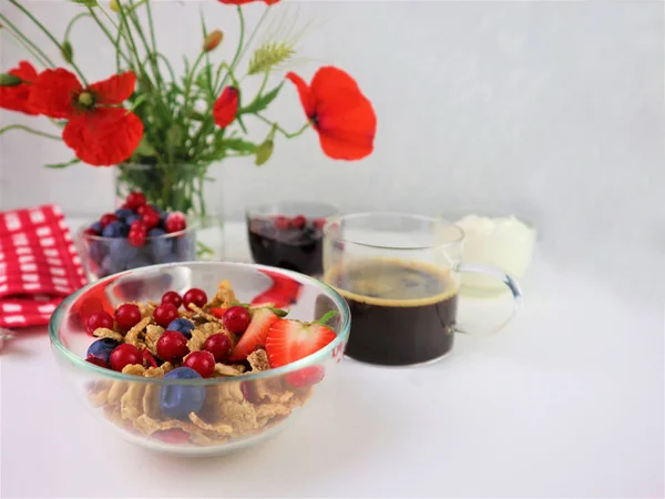 Desayuno servido con café, cereales y frutas . — Foto de Stock