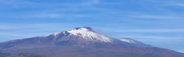 埃特纳火山被雪覆盖着. 从远处看。 意大利 — 图库照片