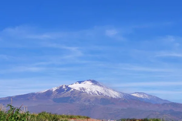 Volcán Etna cubierto de nieve. Vista desde lejos. Sicilia —  Fotos de Stock