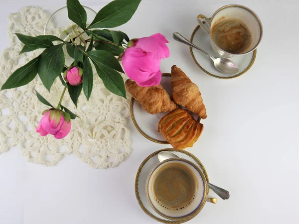 Breakfast with two cup of coffee and croissants, bouquet of pink — Stock Photo, Image