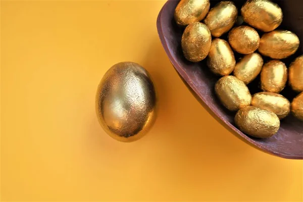 Huevos de Pascua de chocolate dorado con espacio de copia —  Fotos de Stock