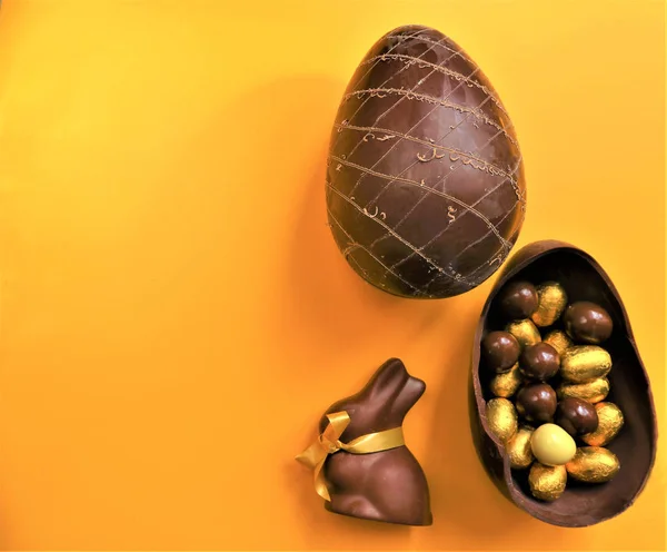 Cioccolato d'oro uova di Pasqua e coniglietto al cioccolato con spazio copia Fotografia Stock