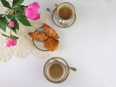 iki fincan kahve ve kruvasandan oluşan kahvaltı, üst görünüm