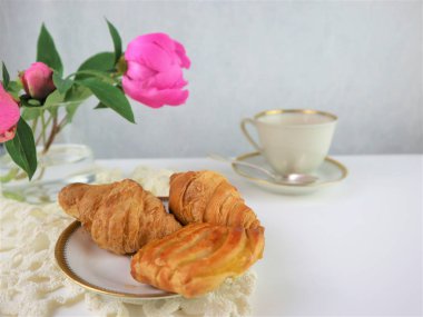 Kahvaltı croissants ve kahve fincan