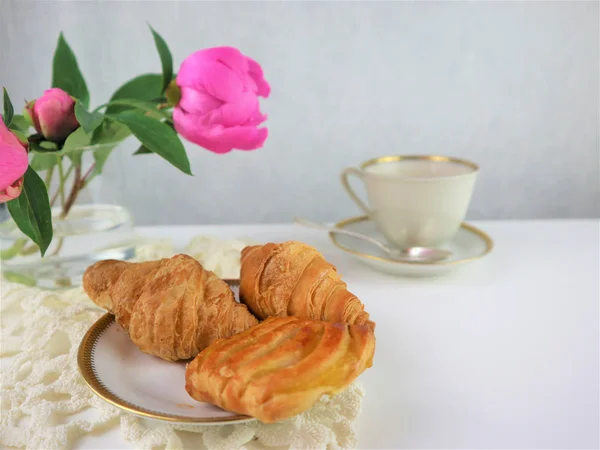 อาหารเช้ากับกาแฟและครอซานต์ — ภาพถ่ายสต็อก