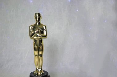 Başarının altın heykeli ve beyaz sırtlı zafer konsepti.