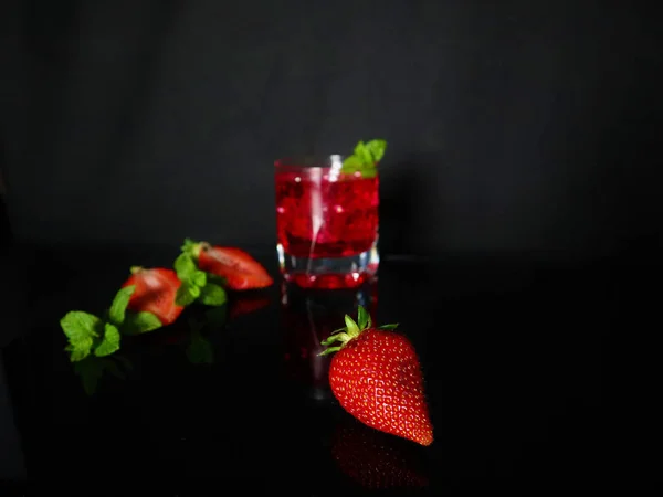 Cocktail vermelho fresco com cubos de gelo e folhas de hortelã. Verão vermelho ser — Fotografia de Stock