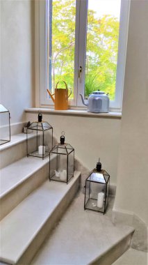 iç tasarım, merdivenler, pencere, mumlar, çaydanlıklar