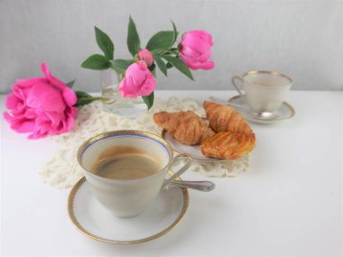 kahve ve kruvasan, pin buketi ile kahvaltı