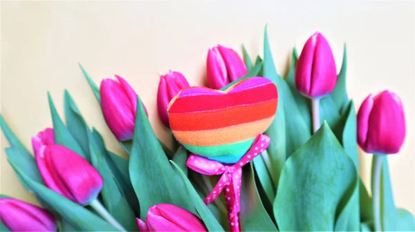 Conceito do Dia dos Namorados. buquê de flores, tulipas rosa, coração — Fotografia de Stock