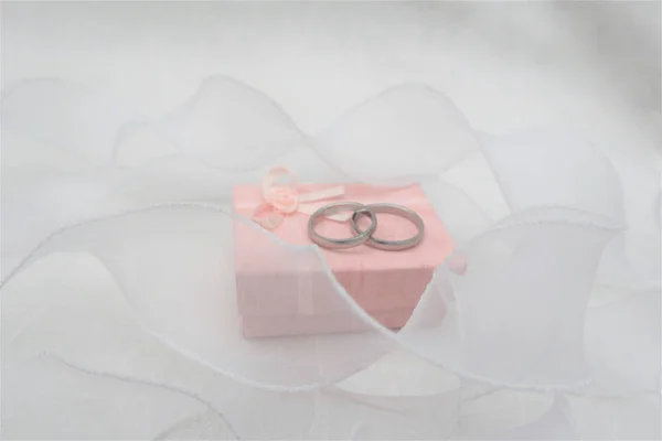 Esküvői koncepció. Két gyűrű fehér alapon.. — Stock Fotó