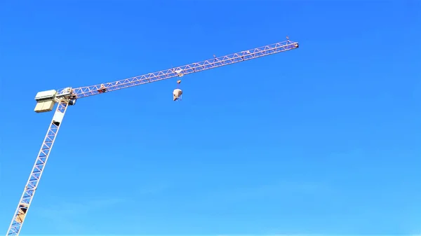 Grúas de construcción para la construcción de viviendas —  Fotos de Stock