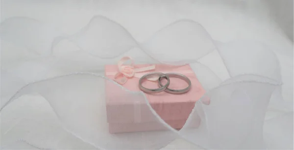 Hochzeitskonzept. zwei Ringe auf weißem Hintergrund. — Stockfoto