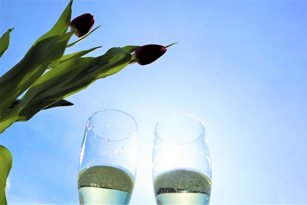 Zwei Weingläser mit Sekt, Prosecco, Champagner, roten Tulpen — Stockfoto