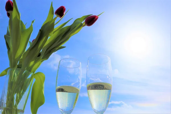 Zwei Weingläser mit Sekt, Prosecco, Champagner, roten Tulpen — Stockfoto