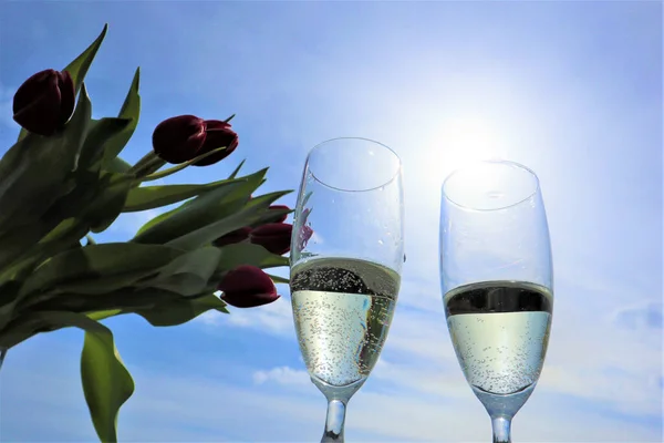 Deux verres à vin avec spumante, prosecco, champagne, tulipes rouges — Photo