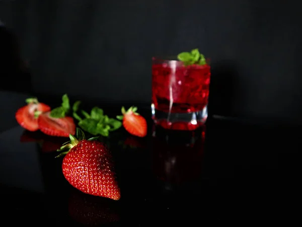 Cocktail vermelho fresco com cubos de gelo e folhas de hortelã. Verão vermelho ser — Fotografia de Stock