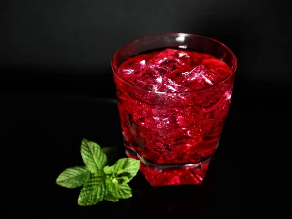 Morango, hortelã, gelo, bebida sobre um fundo preto — Fotografia de Stock