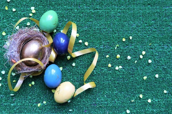Золотые пасхальные яйца на зеленом фоне — стоковое фото