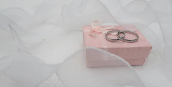 Hochzeitskonzept. zwei Ringe auf weißem Hintergrund. — Stockfoto