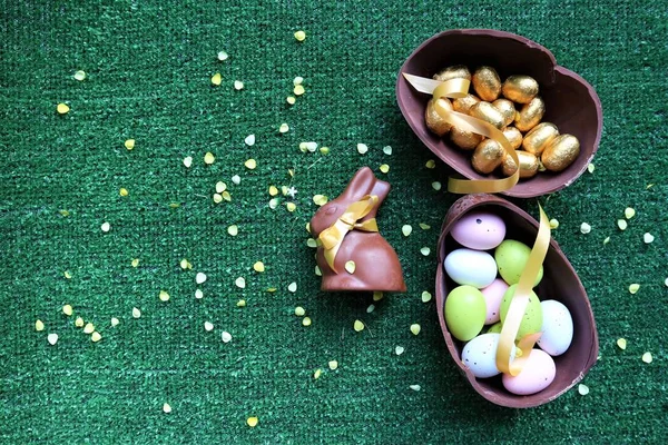 Huevos Pascua Dorados Conejito Chocolate Con Espacio Copia Para Texto —  Fotos de Stock