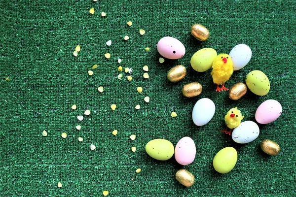 Huevos Pascua Dorados Pollos Con Espacio Copia Para Texto Sobre —  Fotos de Stock