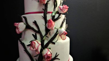 Çiçekli beyaz düğün pastası, güller