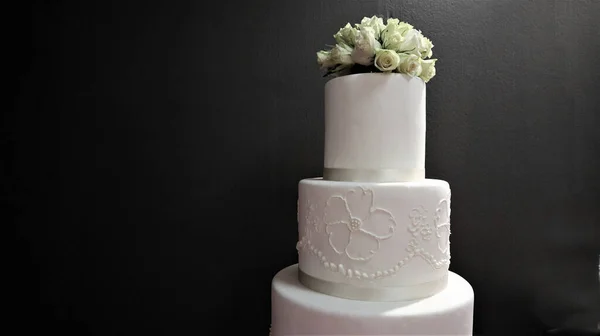 Bolo Casamento Branco Com Flores Rosas — Fotografia de Stock