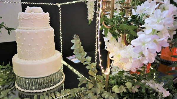 Biały Tort Weselny Kwiatami Duży Tort Weselny Trendy Dekoracyjne Ceremonia — Zdjęcie stockowe
