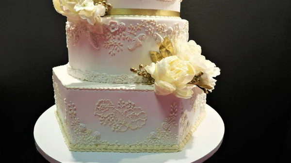 White Wedding Cake Flowers Roses — Stock Photo, Image