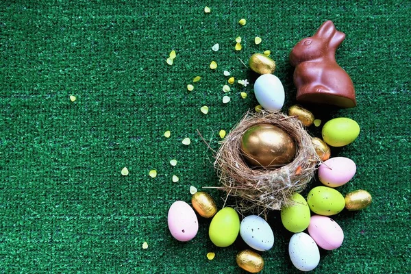 Huevos Pascua Dorados Con Espacio Copia Para Texto Sobre Fondo —  Fotos de Stock