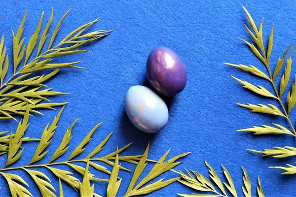 Sobre Fondo Azul Moda Huevos Marco Gris Plateado Hojas Verdes —  Fotos de Stock
