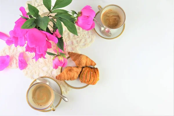 Завтрак Двумя Чашками Кофе Круассанами Букет Розовых Цветов Пионы Вид — стоковое фото