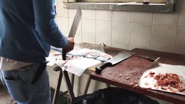Πωλητής Των Ψαριών Κόβει Κομμάτια Ψαριών Ένα Τεράστιο Μαχαίρι — Αρχείο Βίντεο