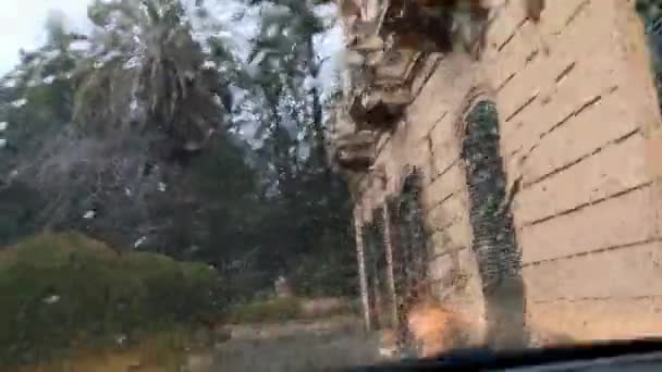 Jazda Widok Deszczu Wewnątrz Samochodu Kroplami Deszczu Przedniej Szybie Samochodu — Wideo stockowe