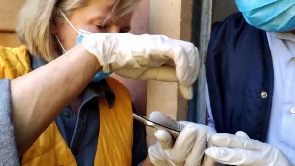 Woman Delivering Food Paper Bag Covid Outbreak Feme Volunteer Holding — Stock Video