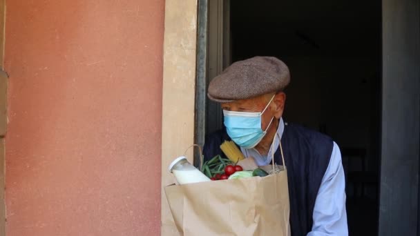 Mujer Entregando Comida Bolsa Papel Durante Brote Covid Feme Voluntario — Vídeos de Stock