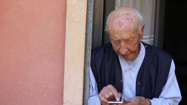 Akıllı Yemek Servisi Yaşlı Yalnız Bir Adama Taze Yiyecek Kuryeden — Stok video