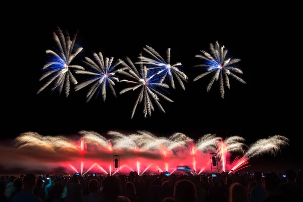 Fireworks light up the sky — Stock Photo, Image