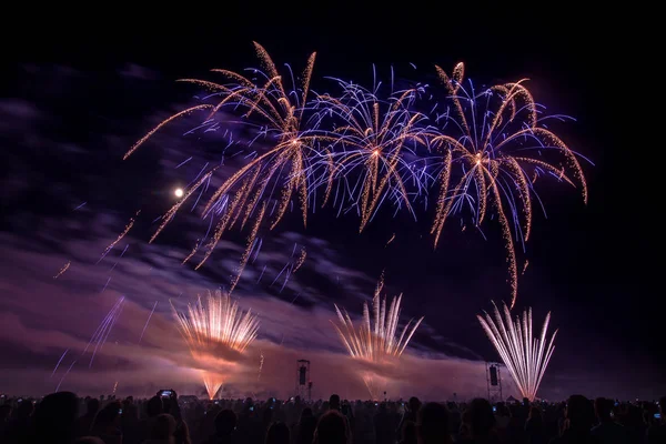 Fireworks light up the sky — Stock Photo, Image