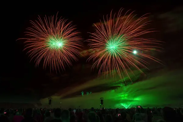 Fireworks light up the sky — Stock Photo, Image