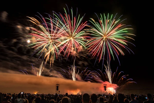 Fireworks light up the sky — Stock Photo, Image